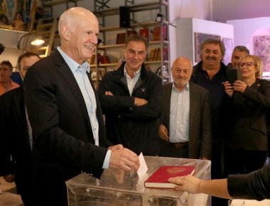 Στο Ηράκλειο της Κρήτης ψήφισε ο Γιώργος Παπανδρέου για τον β' γύρο της Κεντροαριστεράς (φωτό)